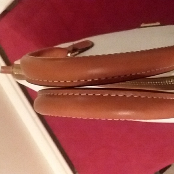 🎁 SOLD NEW Dooney & Burke White w SaddleTan Bag/Crossbody - Picture 4 of 12